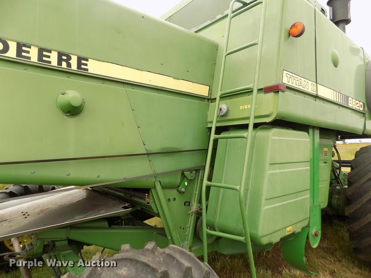 image for item ER9106 1985 John Deere 8820 Titan II combine