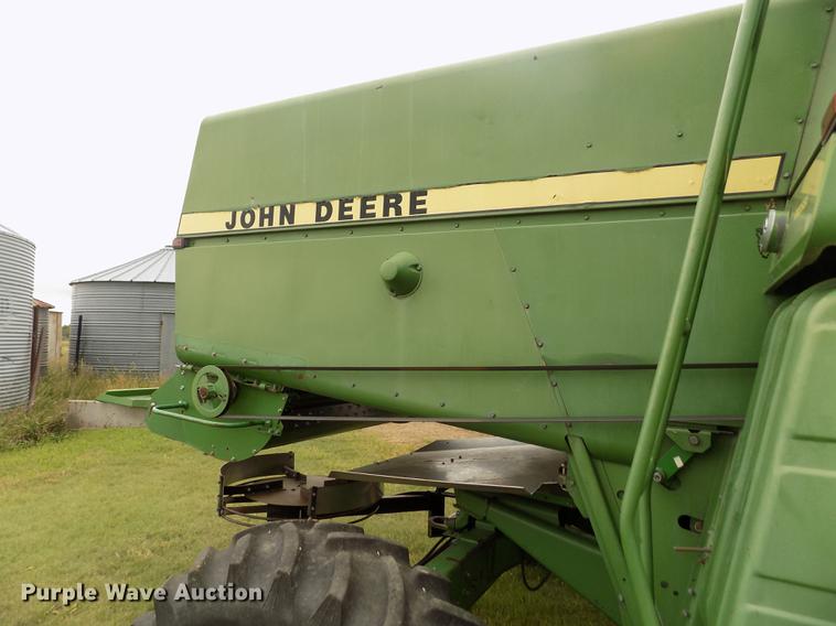 image for item ER9106 1985 John Deere 8820 Titan II combine