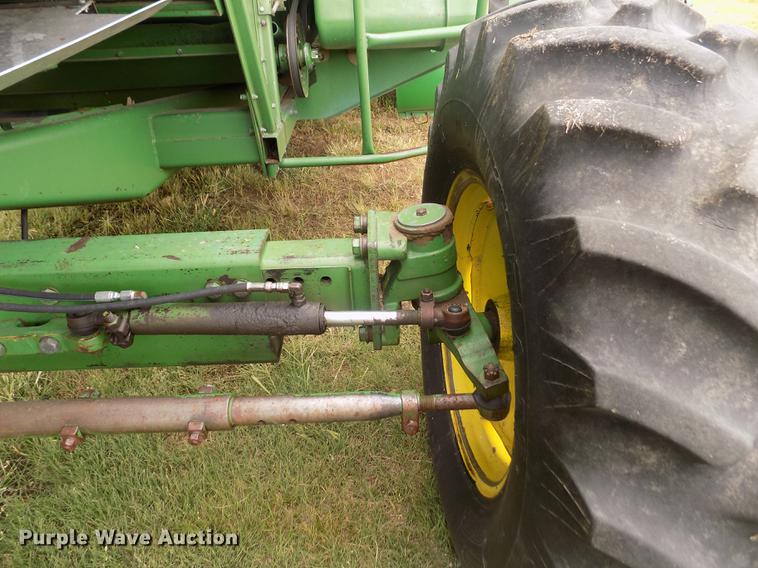 image for item ER9106 1985 John Deere 8820 Titan II combine