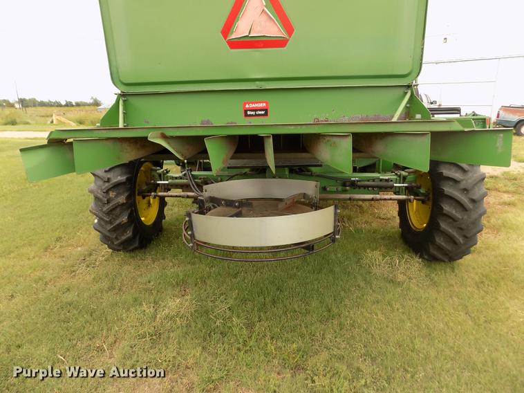 image for item ER9106 1985 John Deere 8820 Titan II combine