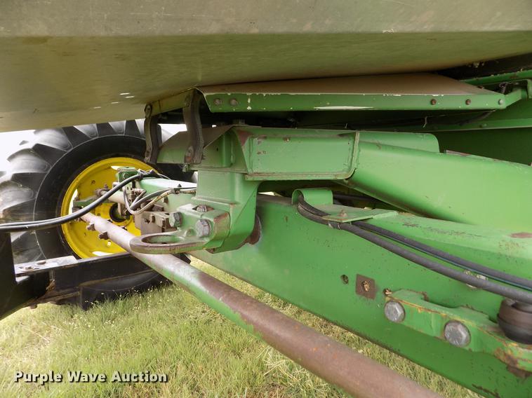 image for item ER9106 1985 John Deere 8820 Titan II combine