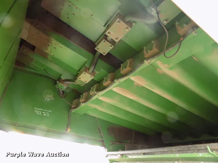 image for item ER9106 1985 John Deere 8820 Titan II combine