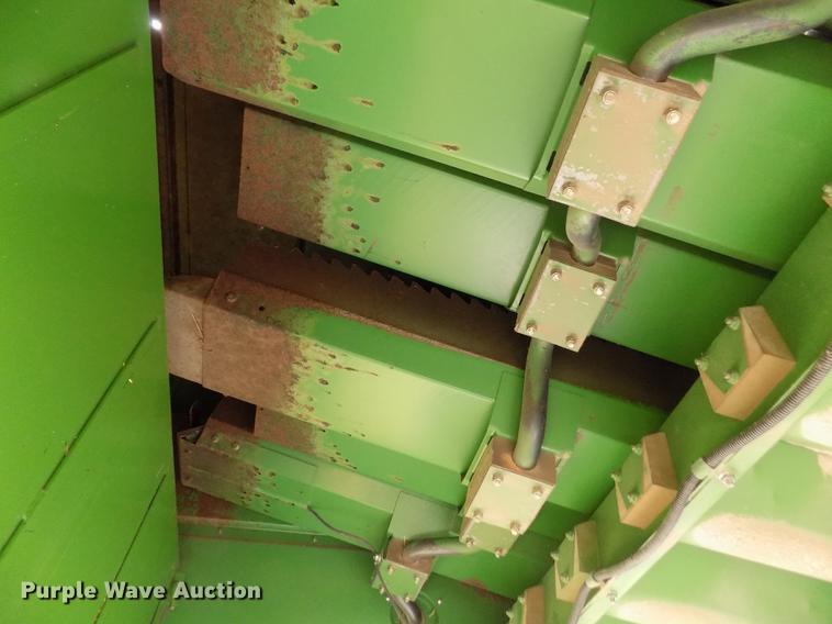 image for item ER9106 1985 John Deere 8820 Titan II combine