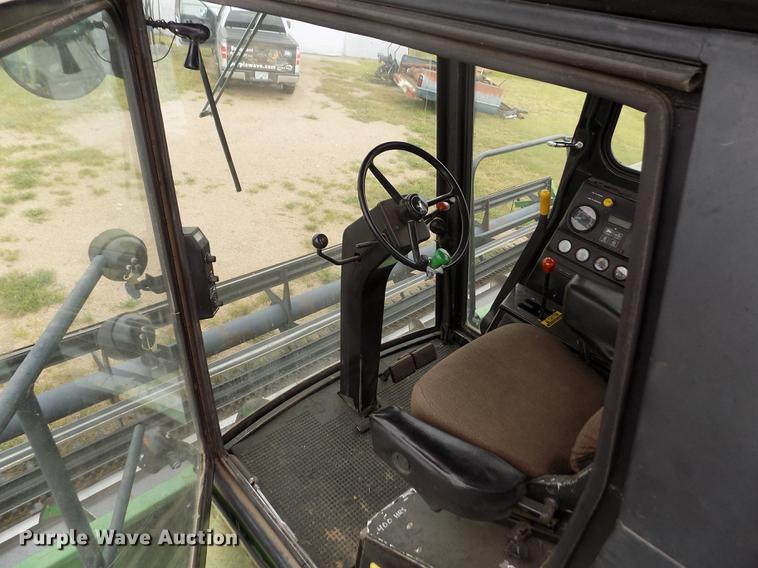 image for item ER9106 1985 John Deere 8820 Titan II combine