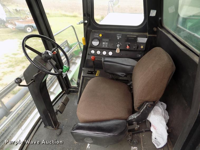 image for item ER9106 1985 John Deere 8820 Titan II combine