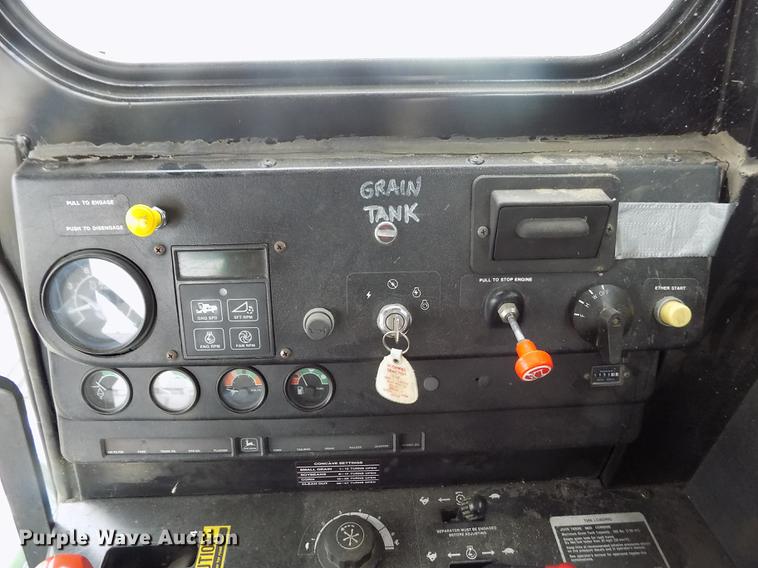 image for item ER9106 1985 John Deere 8820 Titan II combine