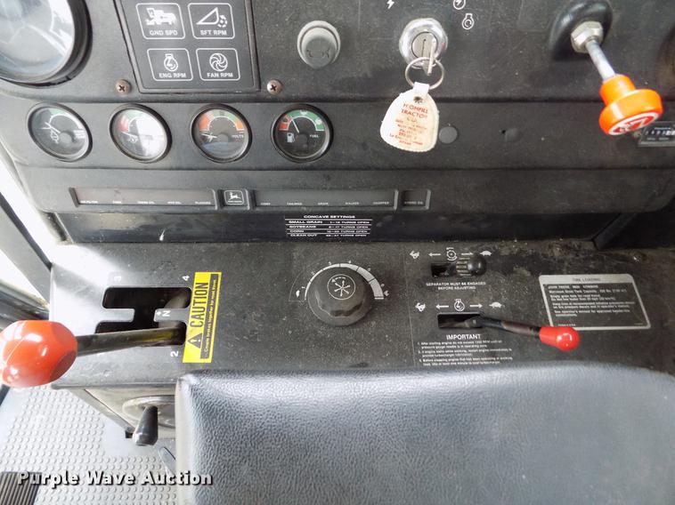 image for item ER9106 1985 John Deere 8820 Titan II combine