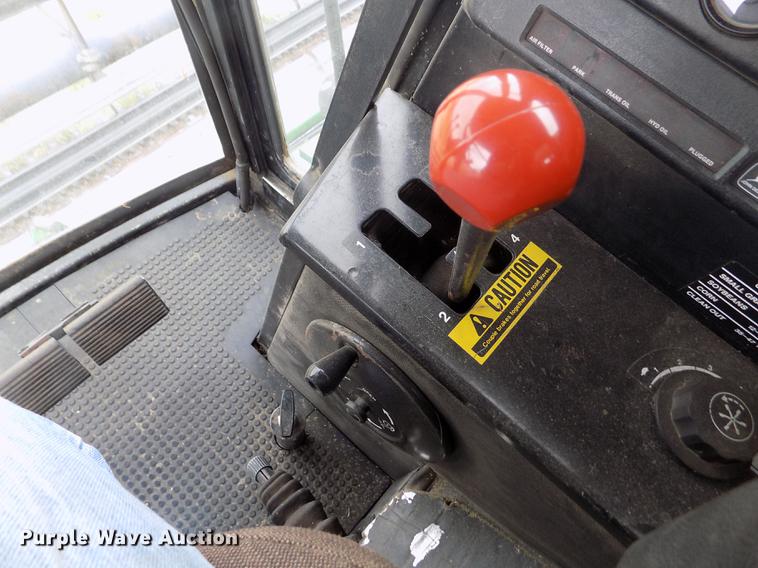 image for item ER9106 1985 John Deere 8820 Titan II combine