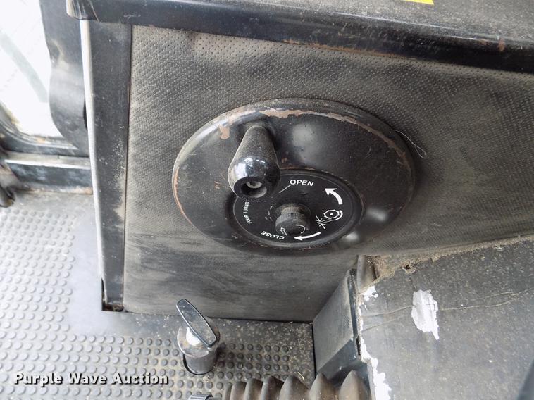 image for item ER9106 1985 John Deere 8820 Titan II combine