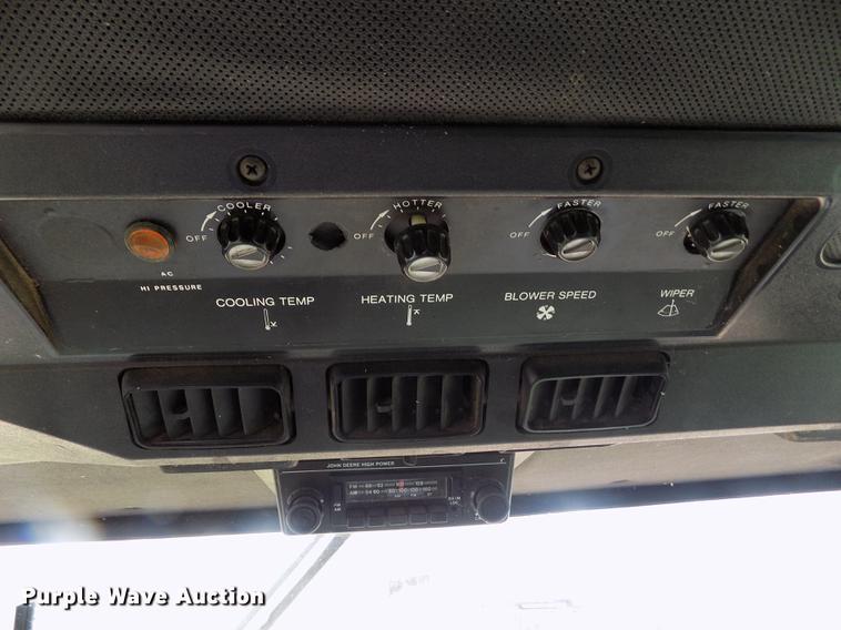 image for item ER9106 1985 John Deere 8820 Titan II combine