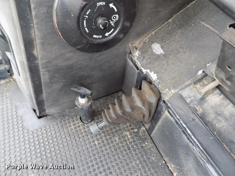 image for item ER9106 1985 John Deere 8820 Titan II combine