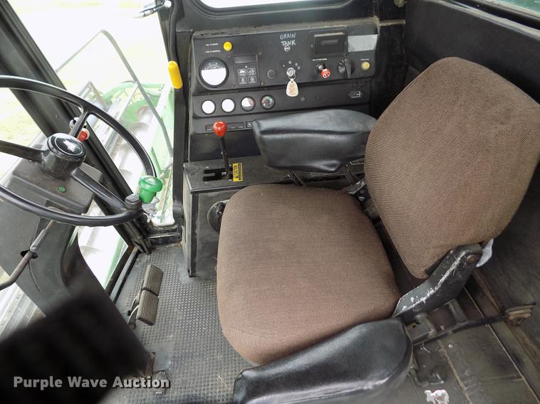 image for item ER9106 1985 John Deere 8820 Titan II combine