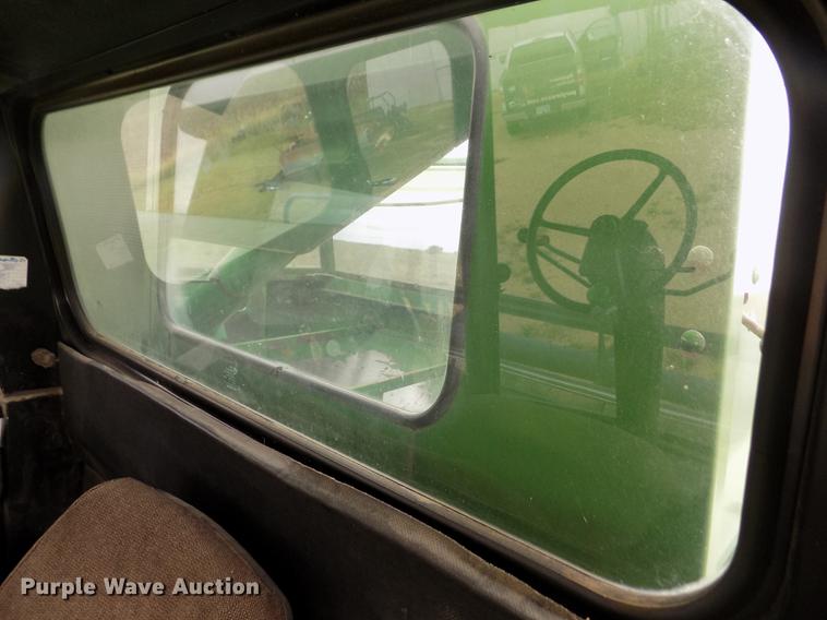 image for item ER9106 1985 John Deere 8820 Titan II combine