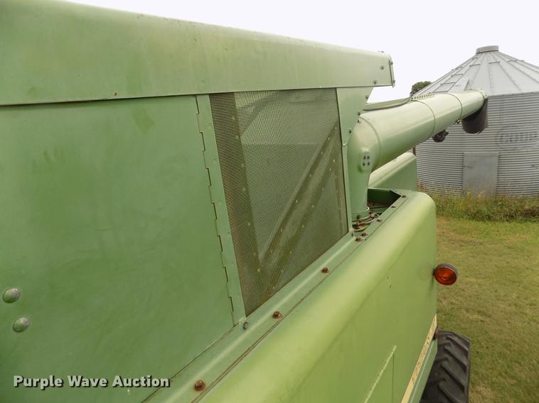 image for item ER9106 1985 John Deere 8820 Titan II combine