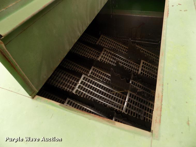 image for item ER9106 1985 John Deere 8820 Titan II combine