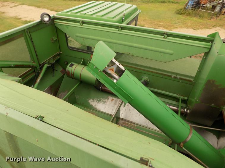 image for item ER9106 1985 John Deere 8820 Titan II combine