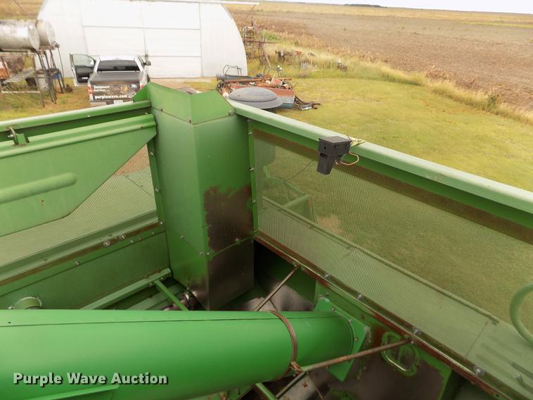 image for item ER9106 1985 John Deere 8820 Titan II combine