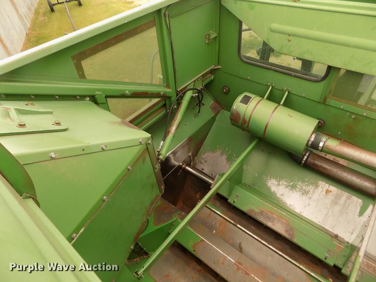 image for item ER9106 1985 John Deere 8820 Titan II combine