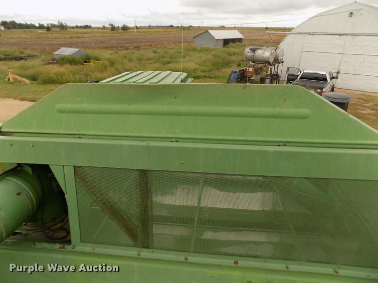 image for item ER9106 1985 John Deere 8820 Titan II combine