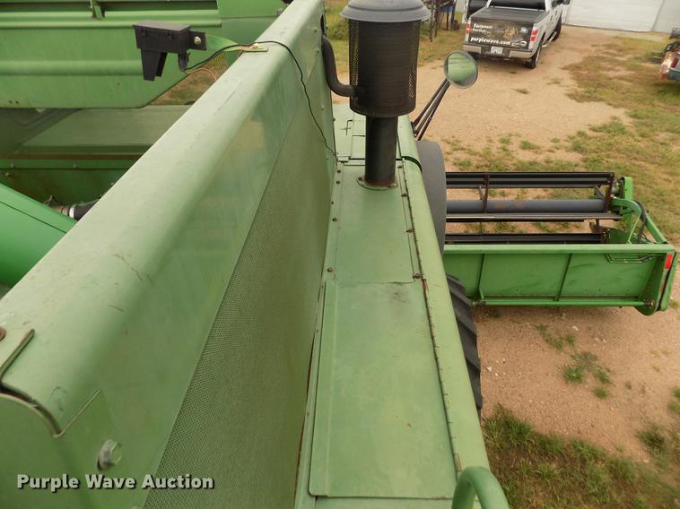 image for item ER9106 1985 John Deere 8820 Titan II combine