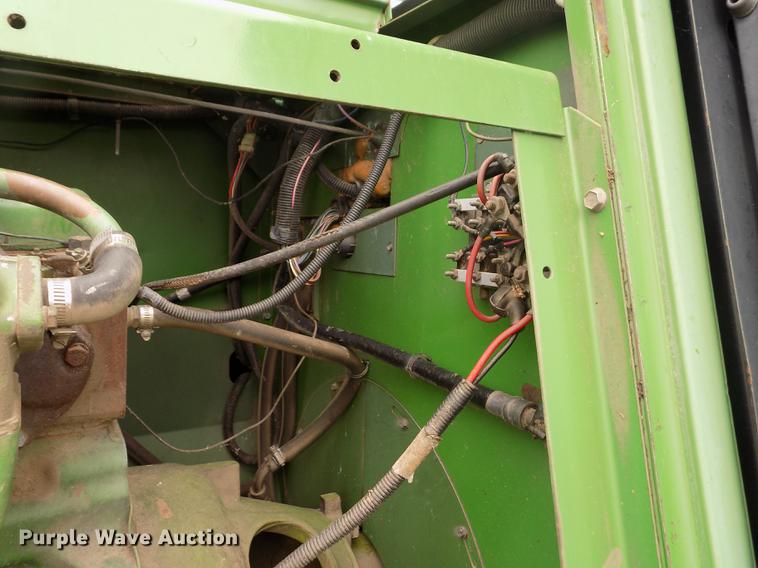image for item ER9106 1985 John Deere 8820 Titan II combine