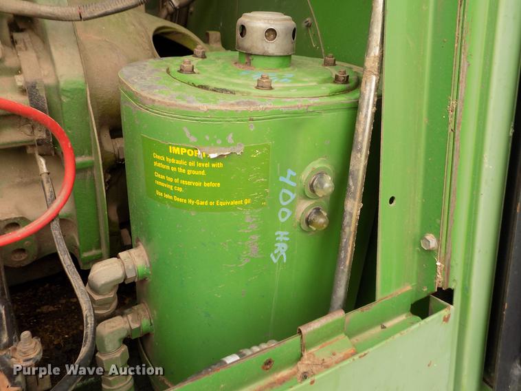 image for item ER9106 1985 John Deere 8820 Titan II combine