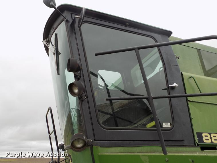 image for item ER9106 1985 John Deere 8820 Titan II combine