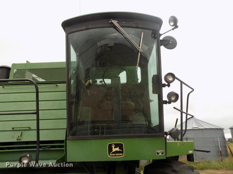 image for item ER9106 1985 John Deere 8820 Titan II combine