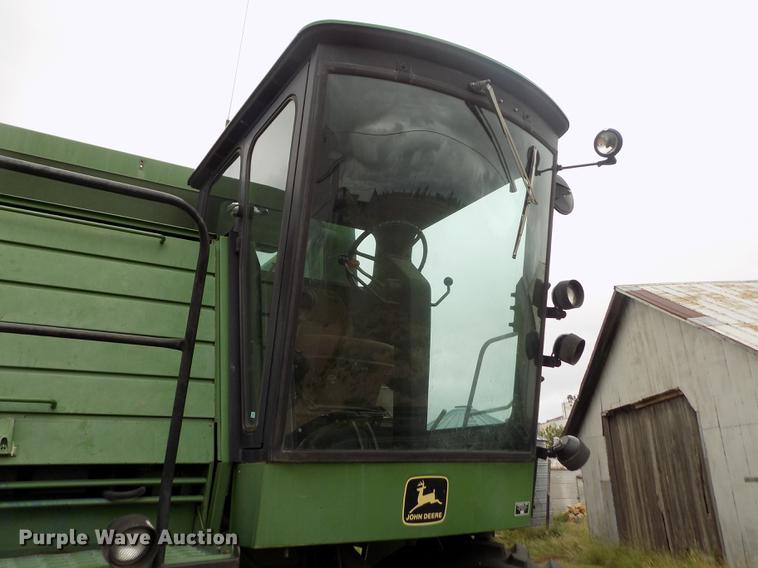 image for item ER9106 1985 John Deere 8820 Titan II combine