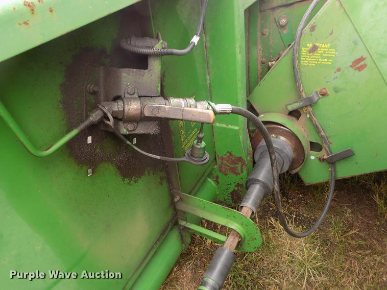 image for item ER9106 1985 John Deere 8820 Titan II combine