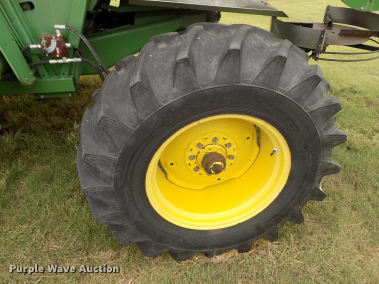 image for item ER9106 1985 John Deere 8820 Titan II combine