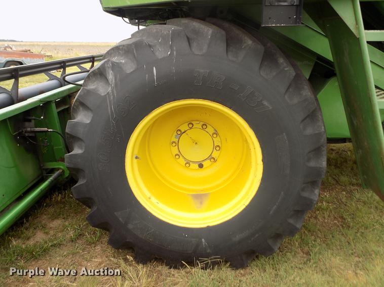 image for item ER9106 1985 John Deere 8820 Titan II combine