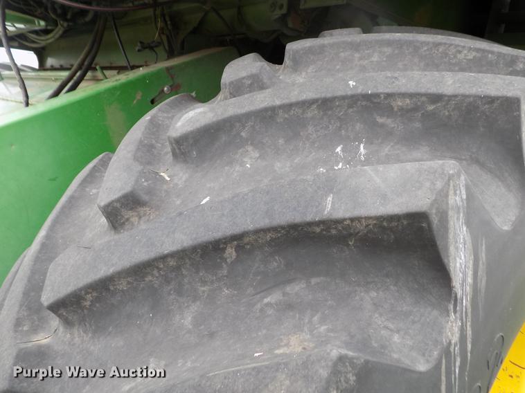 image for item ER9106 1985 John Deere 8820 Titan II combine