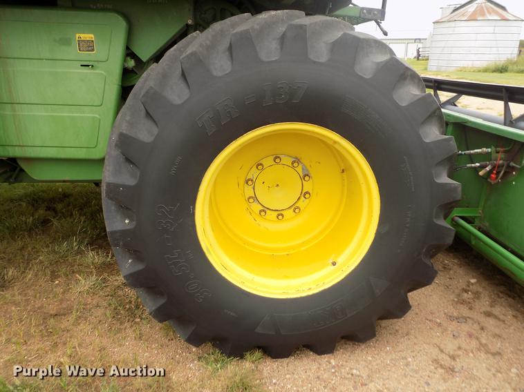 image for item ER9106 1985 John Deere 8820 Titan II combine