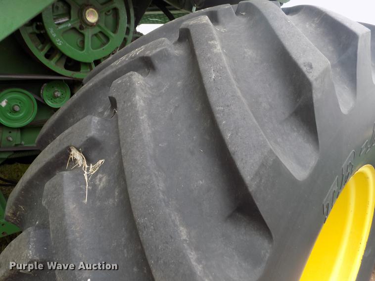 image for item ER9106 1985 John Deere 8820 Titan II combine