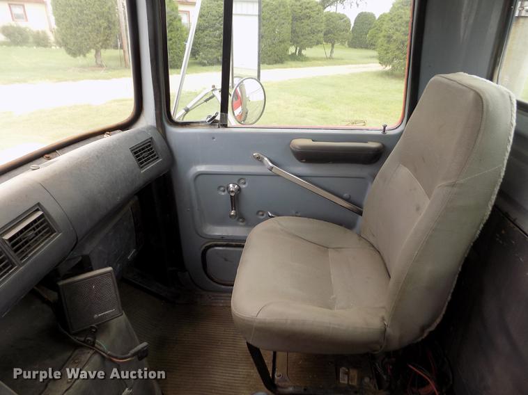 image for item ER9108 1989 Ford L9000 semi truck