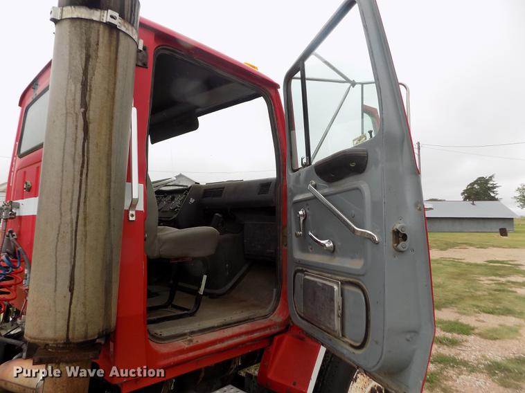 image for item ER9108 1989 Ford L9000 semi truck