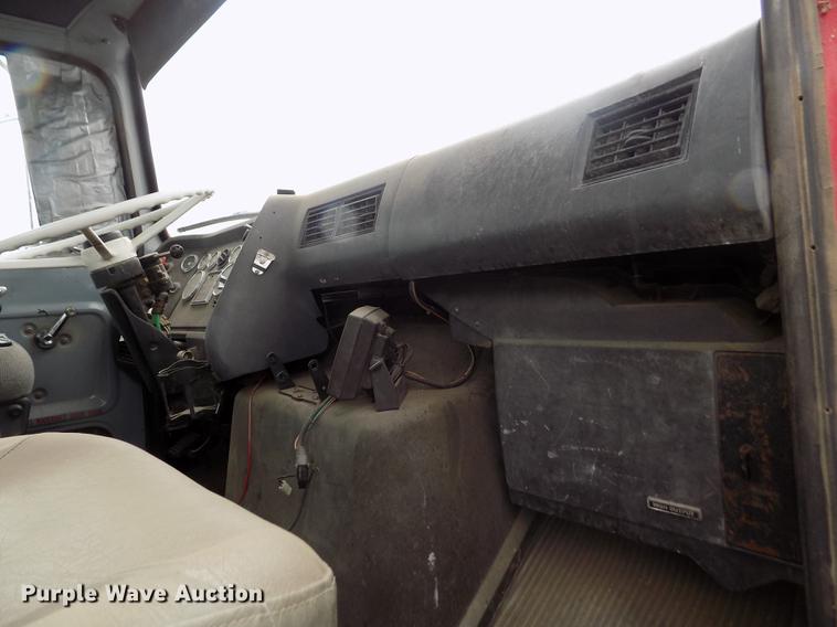 image for item ER9108 1989 Ford L9000 semi truck