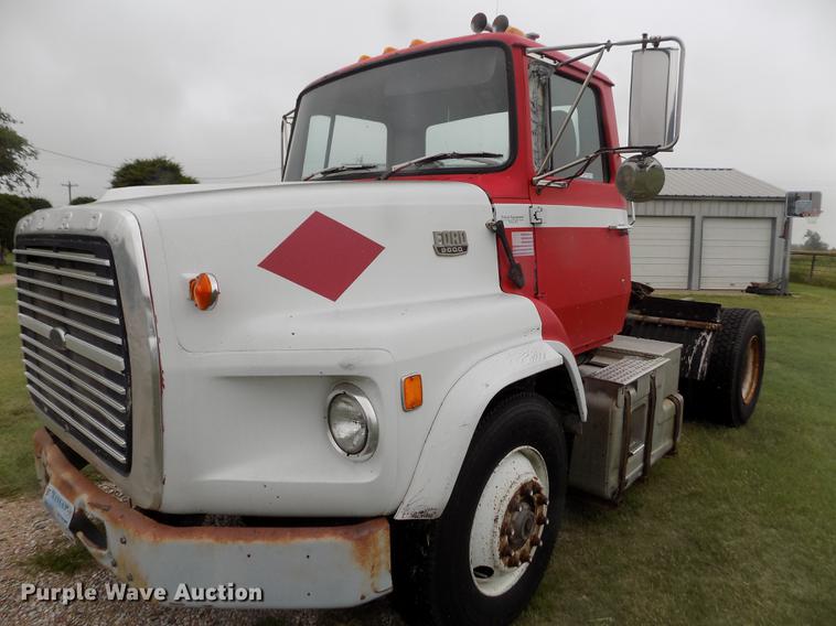 image for item ER9108 1989 Ford L9000 semi truck