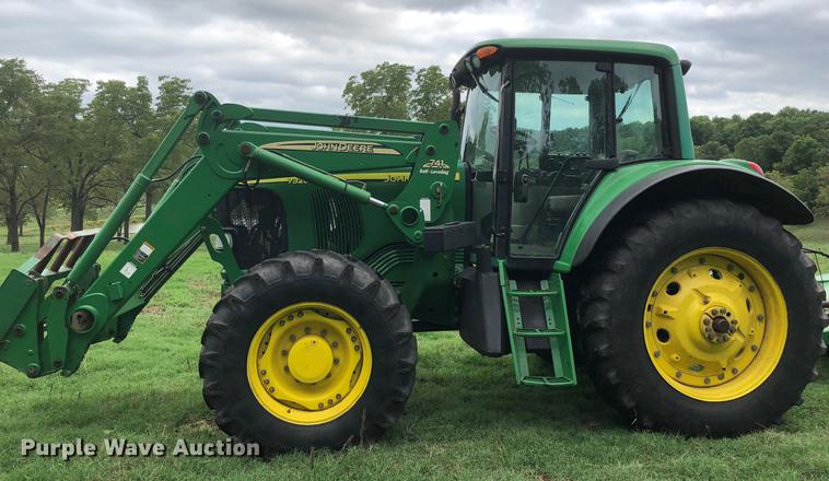 image for item G1307 2005 John Deere 7320 MFWD tractor