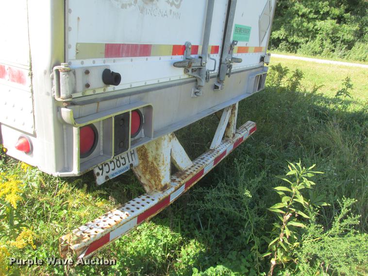 image for item DA8270 2001 Utility refrigerated van trailer