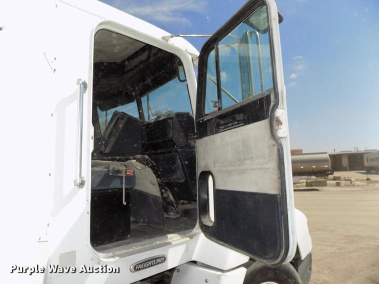 image for item DB8604 1999 Freightliner FLD112 semi truck