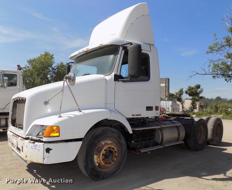 image for item DB8605 2000 Volvo VN semi truck