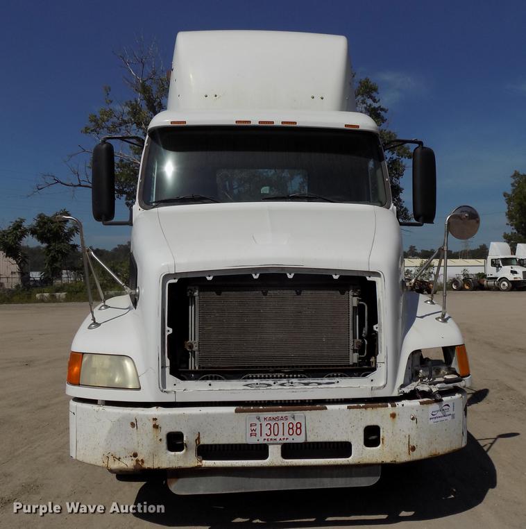 image for item DB8605 2000 Volvo VN semi truck