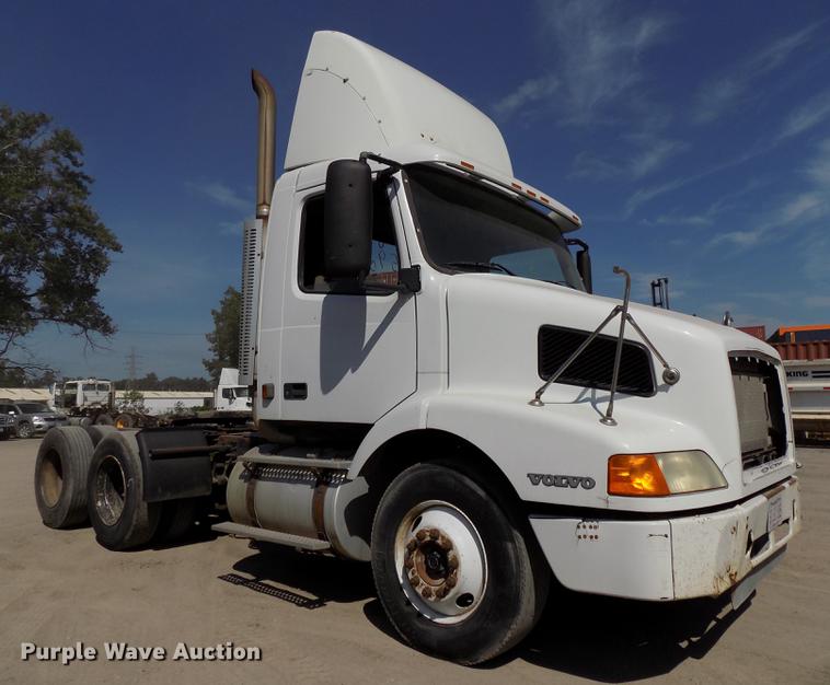 image for item DB8605 2000 Volvo VN semi truck