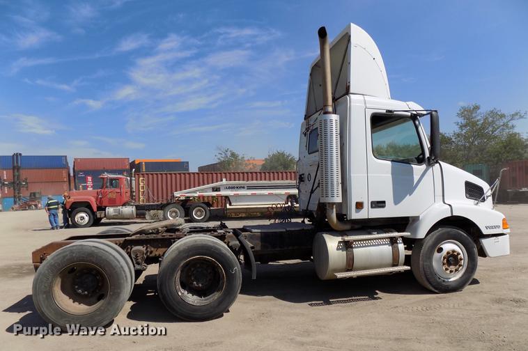 image for item DB8605 2000 Volvo VN semi truck