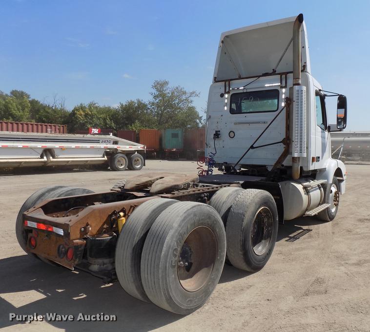 image for item DB8605 2000 Volvo VN semi truck