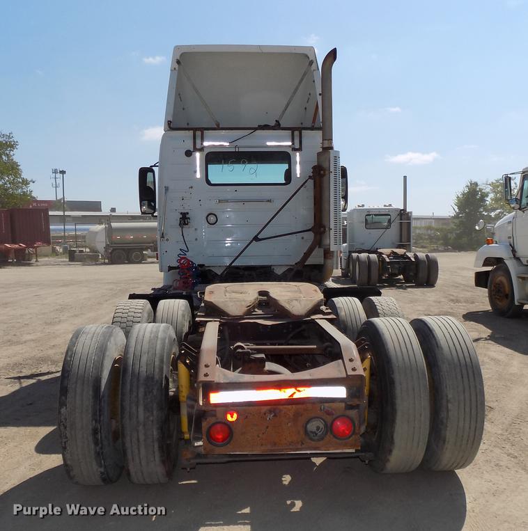 image for item DB8605 2000 Volvo VN semi truck