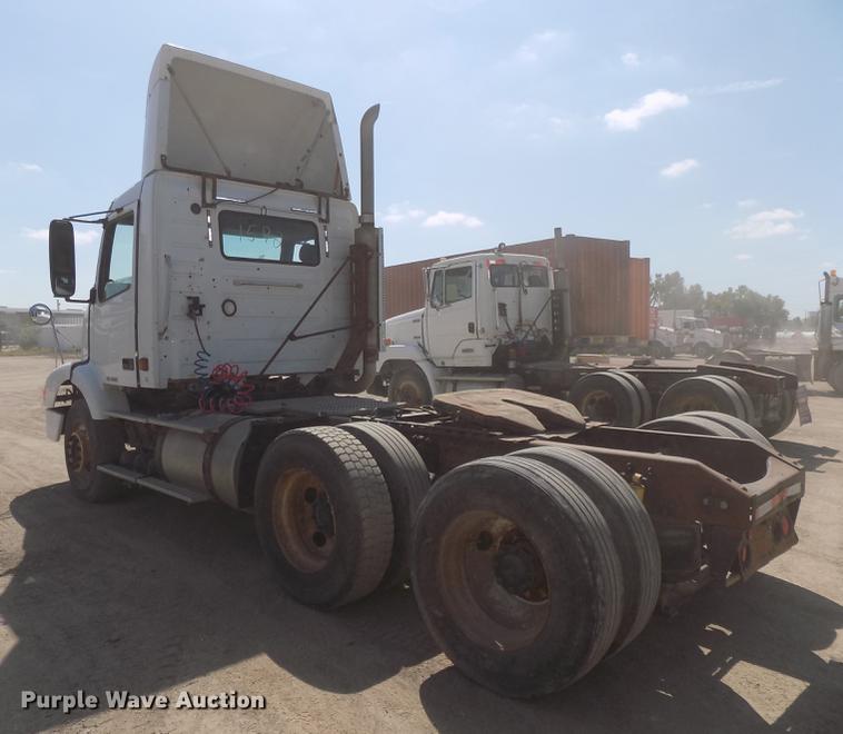 image for item DB8605 2000 Volvo VN semi truck