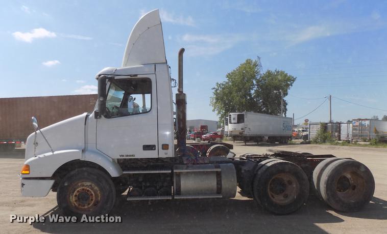 image for item DB8605 2000 Volvo VN semi truck